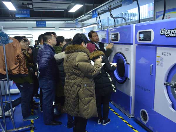 <a href='http://www.bjxn888.com.cn/shebei/'>干洗設(shè)備</a>價格需要多少錢