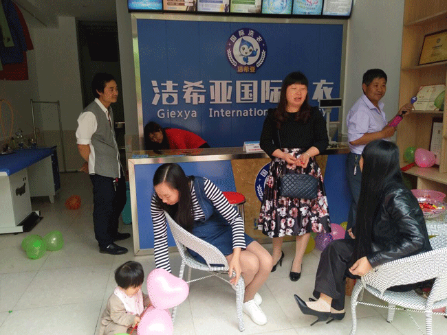 蔣女士親朋好友，以及客戶