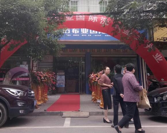 潔希亞干洗店的設(shè)備 一點(diǎn)也不比其它品牌成本高 潔希亞干洗店的設(shè)備 一點(diǎn)也不比其它品牌成本高